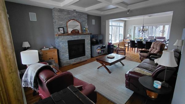 Maison 2 étages, verrière 3 saisons. Situé sur un terrain boisé de 325,000 Pi2, sentiers pédestres.