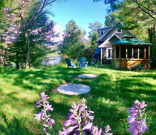 Un havre de paix au bord d'un lac au Québec, parfait pour un séjour inoubliable
