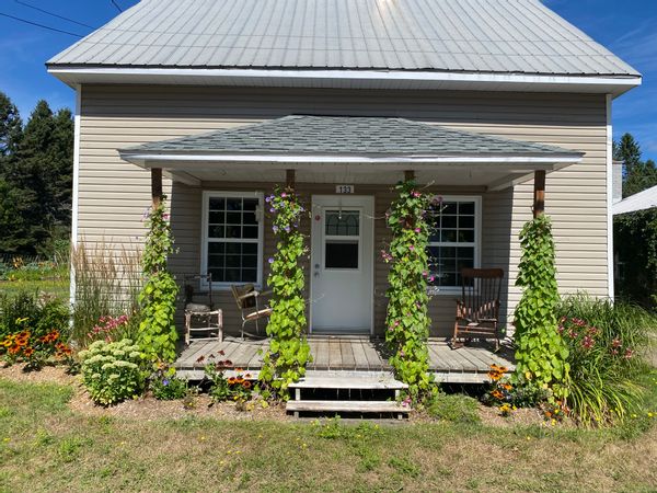 Maison de Marc et Alicia au coeur du village avec poêle à bois, grand jardin et potager généreux