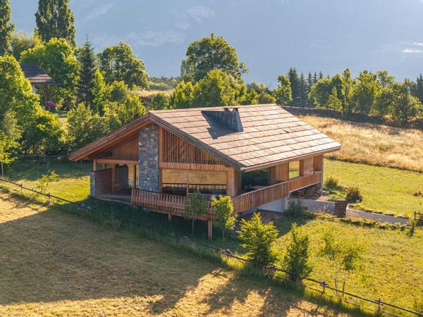 Spacieux chalet de luxe alliant tradition et modernité! 
Calme et vue exceptionnelle!