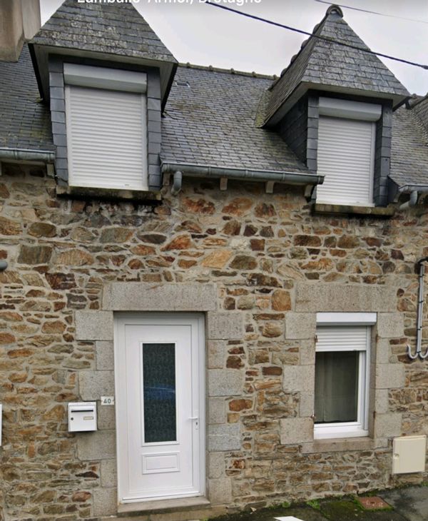 La maison avec intérieur cosi est situé à moins de 20 min de la mer. St brieuc ville à 10 min