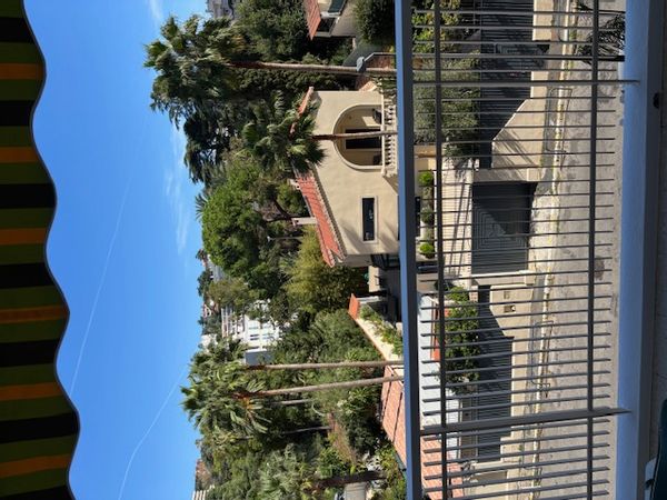 Studio avec vue dégagée canapé lit de 160  , cuisine équipée séparée , sdb avec douche , terrasse .