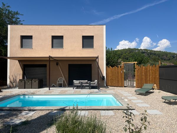 Villa neuve dans village médiéval avec piscine / jardin et parking privé