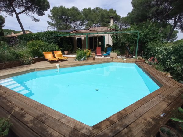 Maison tranquille sous les pins trois chambres piscine  jardin