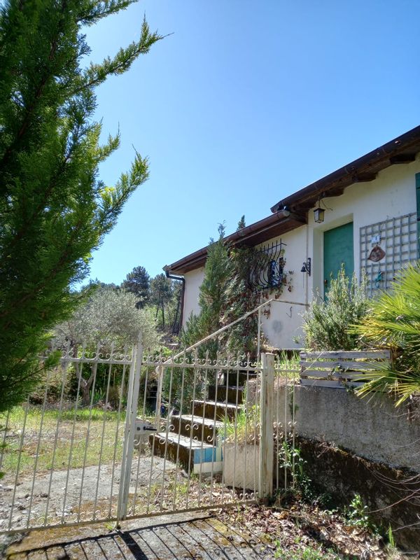 Maisonnette dans un écrin de verdure, entourée de montagnes, au cœur de la forêt, 3km du village