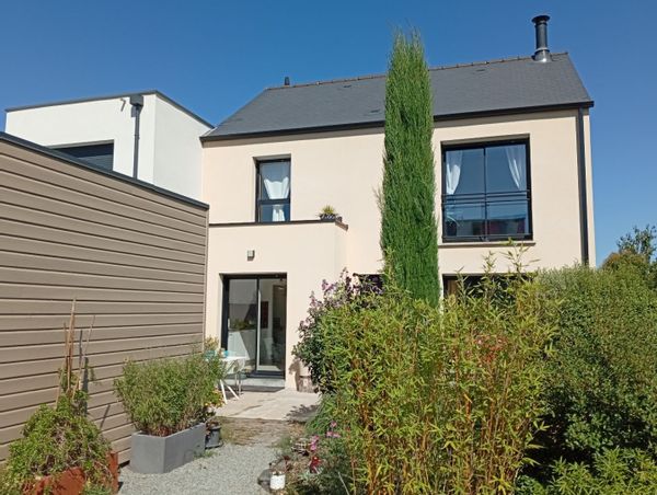 Maison de Florence récente quartier résidentiel, au calme, à 6 km de Rennes, proche des commerces.