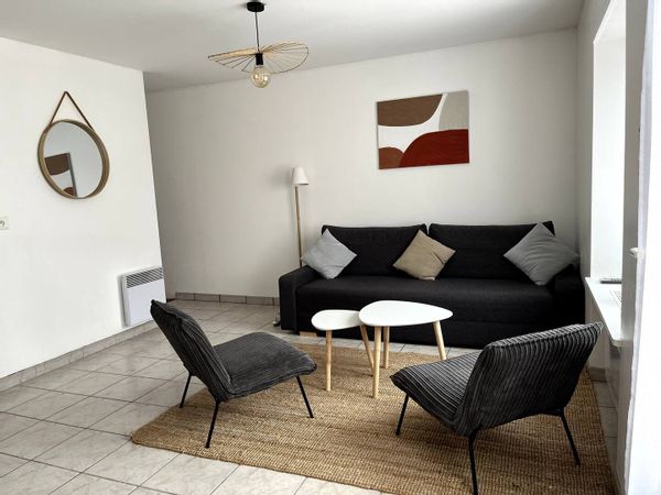 Jolie maison en bord de mer dans un port typique Breton