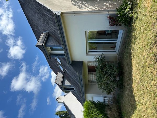 La maison de Klervi est lumineuse, agréable à vivre, proche des commodités, et axes de circulation.