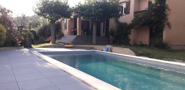 Villa joyeuse et verdoyante, piscine et four à pizza, entre Aix en Provence, Marseille et la forêt