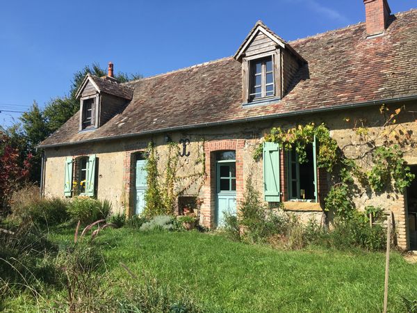 Maison en pleine campagne dans la nature.