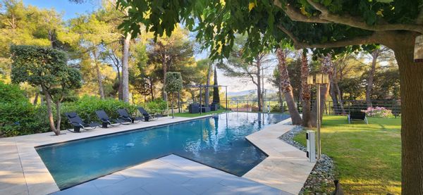 villa contemporaine avec piscine à débordement