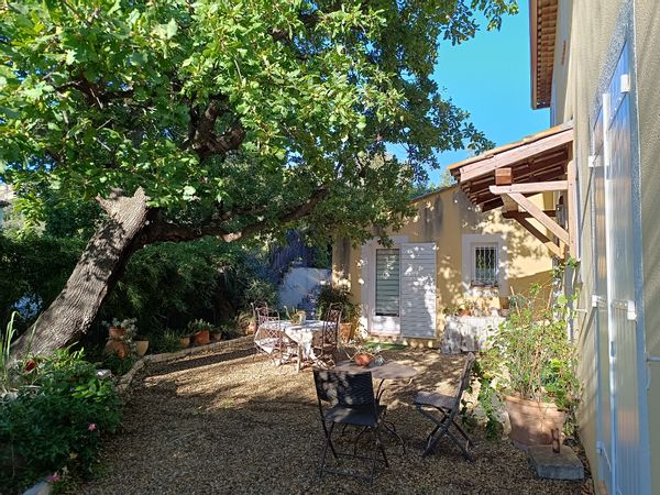 Un nid indépendant sur la colline, au bord de la Méditerranée.