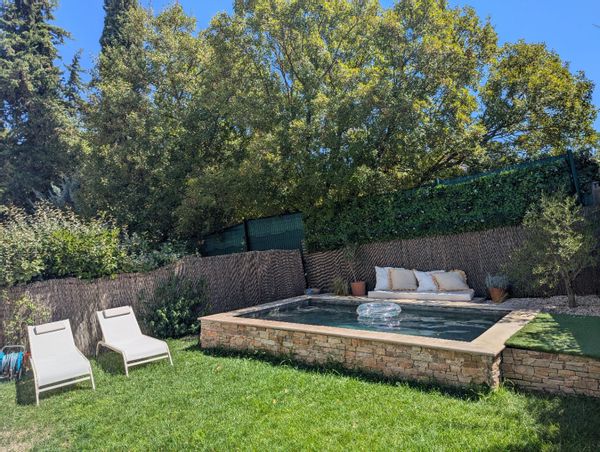 Cocoon provençal avec piscine à 5min à pied du village.