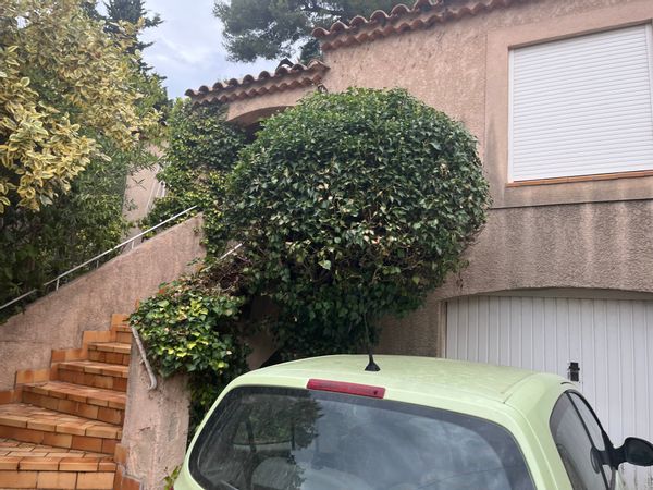 Petite maison agréable avec 2 terrasses aménagées et places parking