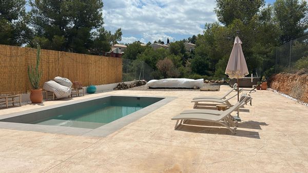 Semi-detached home with 5 bedrooms, pool, garden & pets in quiet area; dog experience required.