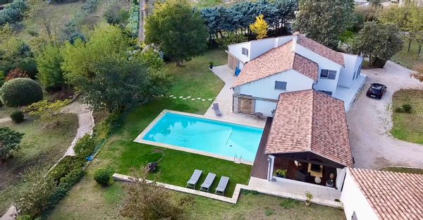 Propriété en pleine nature proche d'Aix en Provence pour 8 personnes