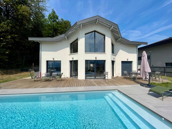 Maison familiale avec piscine & vue exceptionnelle sur le lac d’Annecy – Argonay