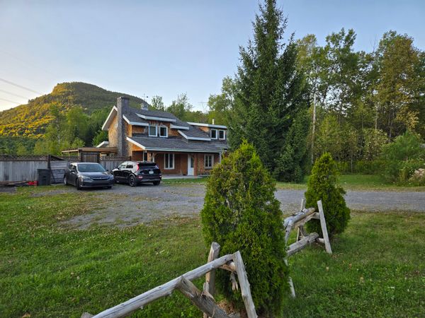 Charming house in a scenic location, 25 min from Quebec city and 5 min from Jacques-Cartier Park
