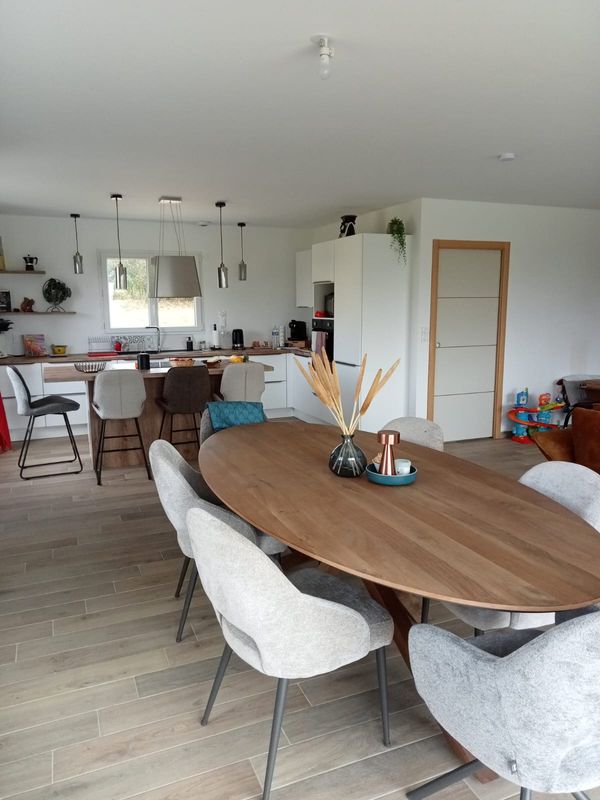 Villa récente sur les hauteurs de la commune, à la campagne au calme.