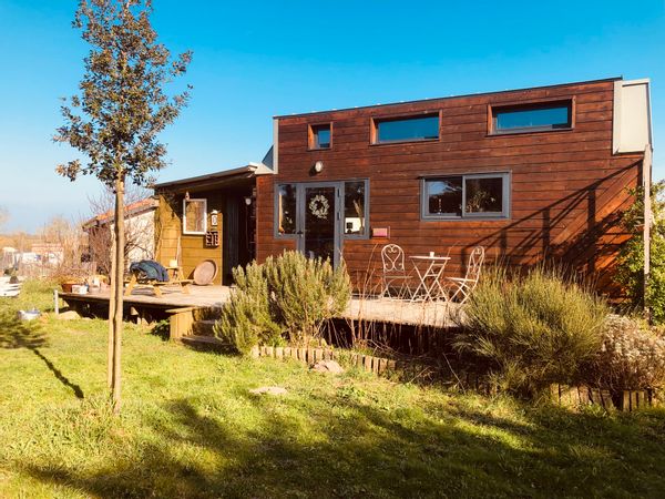 Tiny house, petite cabane en bois sur La côte. On s’y sent tout de suite en vacance.