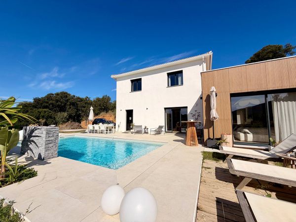 Casa Nostra, Maison moderne conjugue modernisme et tradition dans un cadre paisible