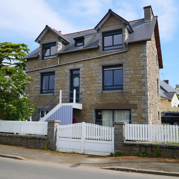 Maison familiale lumineuse avec son petit jardin dans un village paisible à 15 min de la mer.