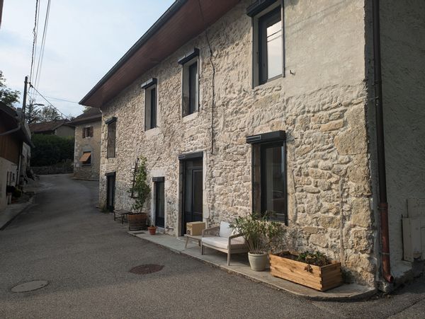 Maison à côté des lacs, au pied de la montagne 