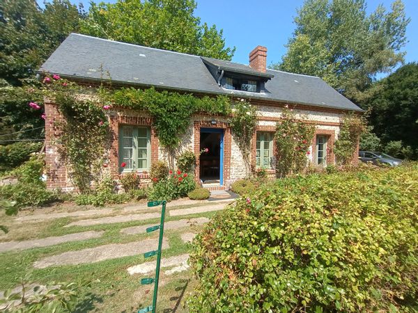 La jolie Longère : Séjour paisible en Normandie, entre mer et falaises, au cœur d’un écrin naturel.