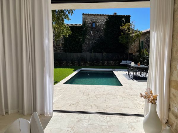 Ancienne bergerie rénovée, charme et confort, cour ensoleillée et piscine au cœur du village.