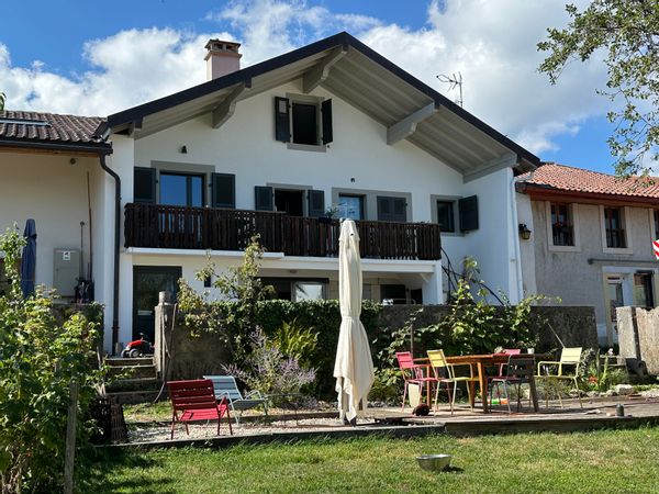 Maison mitoyenne villageoise proche de Genève et Lausanne entre lac leman et alpages jurassiens.
