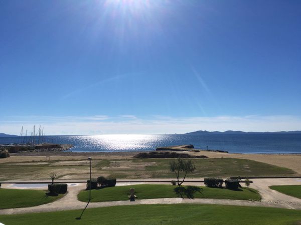 L'appartement de Remy Face à la mer et à Porquerolles, à 50 m de la plage sans route à traverser.