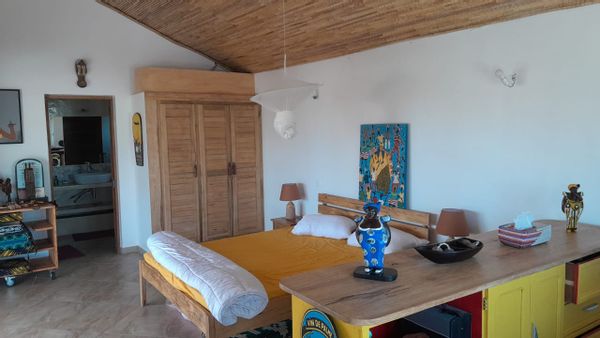 La chambre indépendante se situe à l'étage d'une très belle villa avec accès à la piscine.