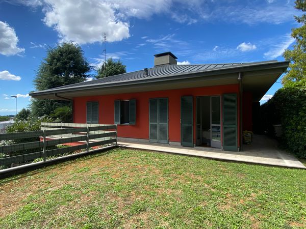 La "maison rouge" de Caroline vous accueille dans une petite ville à 30 min de Turin.