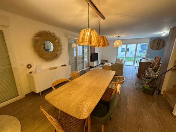 La maison est située au cœur de la haute Savoie. Elle peut accueillir 6 personnes