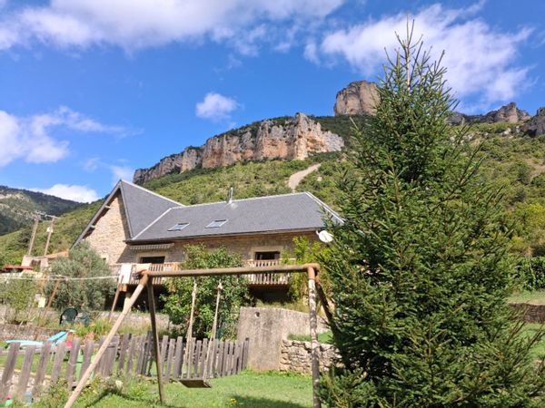 La maison de Claire Ancienne pisciculture,  au bord de la rivière,  une maison au calme.