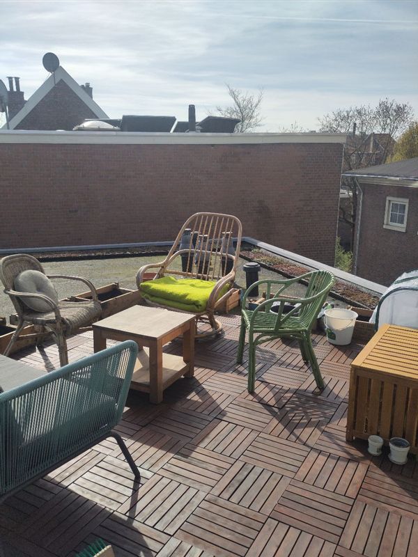 My cosy home is only 5 walking minutes away from the station and city centre. With a roof terras