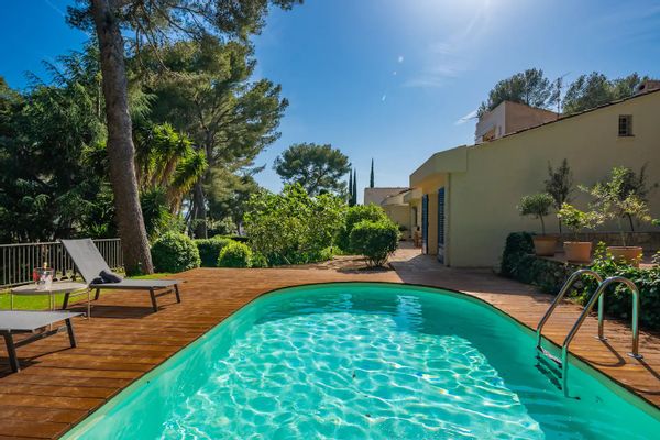 Charmante maison avec piscine dans un parc privé de 5000 m2 à 10 minutes de Cannes centre.