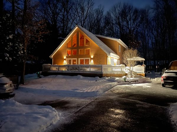 Charming, roomy Chalet in gated community that has pool, lake, gym, racket ball courts, etc.