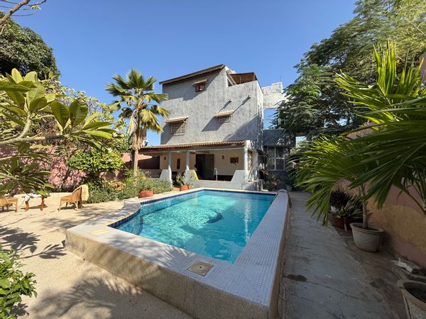 Villa avec piscine privée, personnel, plage et jardin