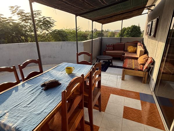Penthouse avec terrasse panoramique sur le toit, piscine privée, plage de sable et jardin