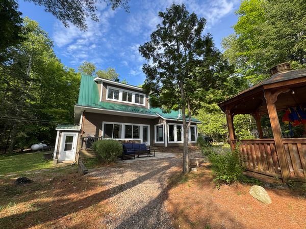 Superbe Chalet avec spa, directement bord du lac, 2 kayaks, paddle bord, quai et plage privée.