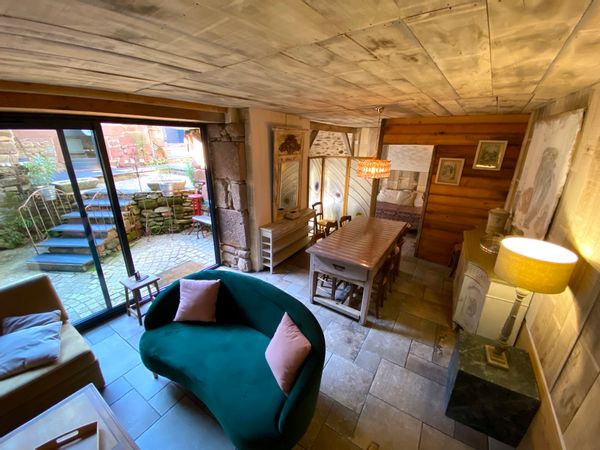 Une ancienne grange rénovée avec un patio et une terrasse avec SPA, confort 3 Ch et 2 sdb au calme