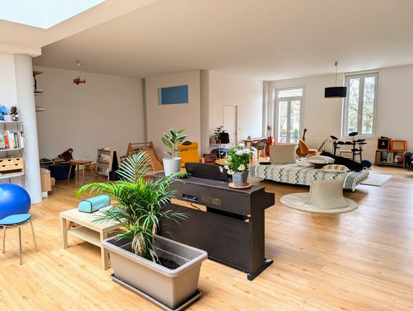 Grand loft lumineux au coeur de Libourne, à deux pas des vignobles, de Bordeaux et de l'océan.