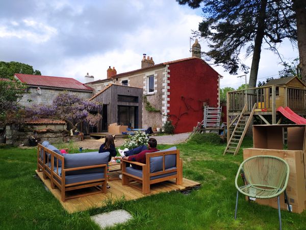 La maison rouge au bord de l'eau