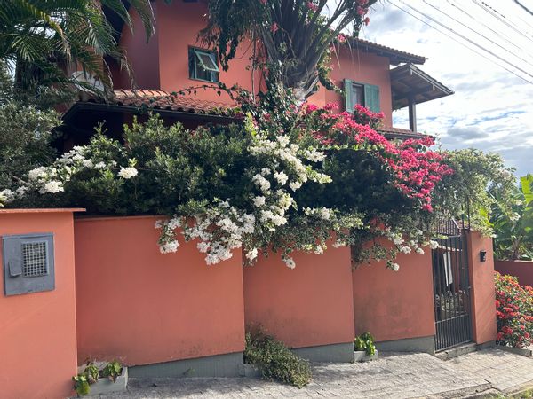 Casa com 4 quartos com vista para o mar, o quarto disponibilizado é uma suite, com ar, tv.