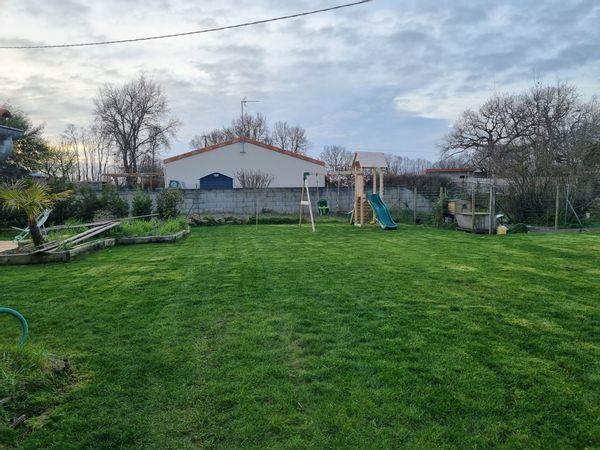 Maison dans un petit village, a 2km du bourg référencé petite cité de caractère avec son château