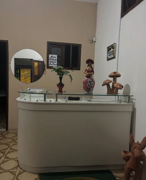 “Quartos amplos com ar-condicionado, frigobar, TV e banheiro privativo.”