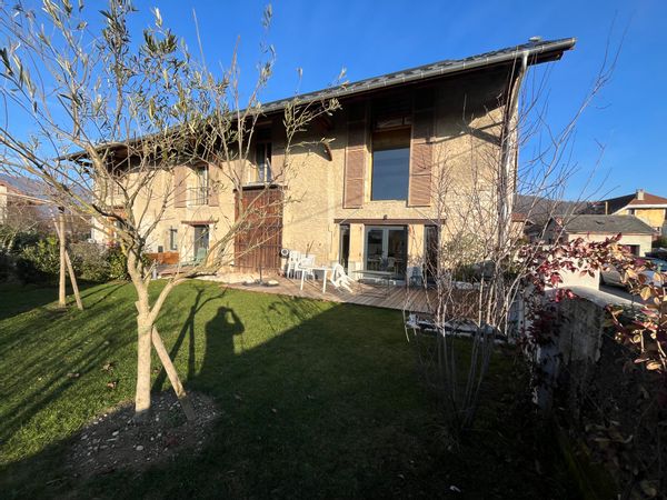 La grange-3 chambres, 5mn du lac du Bourget et du centre d'Aix les Bains, 20mn d'Annecy et son lac.