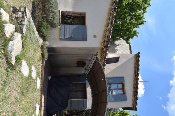 La maison de Sylvie est de caractère sur 3000m2 de garrigue. A 900m d'un tennis et à 15mn du centre.