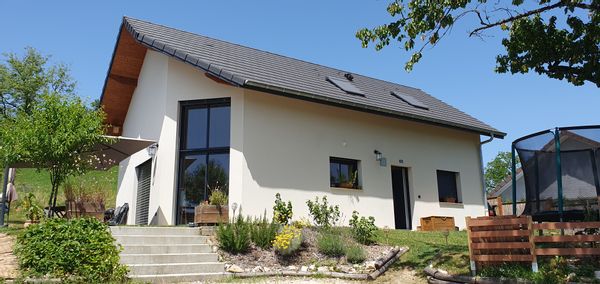 La maison entre lac et montagnes